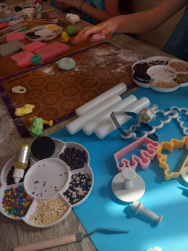 Children's cupcake decorating 